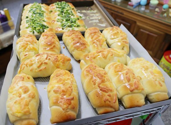 在烤捲捲時，蔥啊胖胖已被我跟女兒吃掉一排了，噗～～