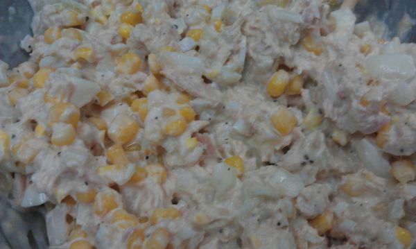 加入沙拉醬、黑胡椒粒，用筷子拌勻。