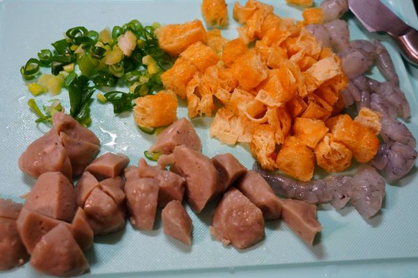 食材備妥..油豆皮.蝦仁 魚丸切成大丁備用