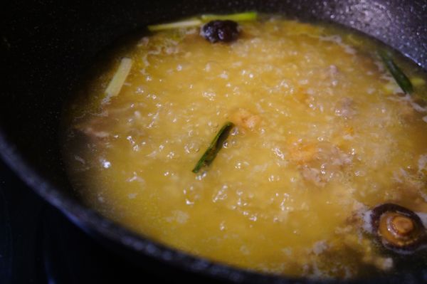 爆香蝦米 後放入蔥段 香菇..加水煮開..放入約1杯的白米