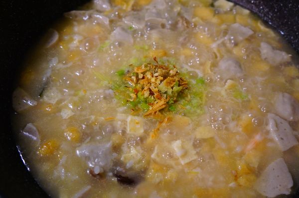 米煮到差不多已開時,放入剩餘的食材..然後調味..此時台式鹹粥最重要的就是大量的白胡椒跟油蔥酥啦..請不要手軟儘量放