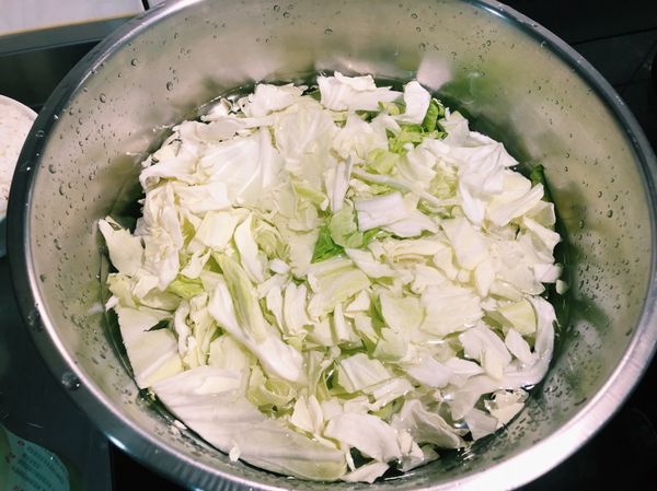 加水蓋過高麗菜後開始滾煮至高麗菜軟爛。