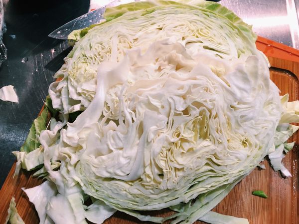 高麗菜切小塊。