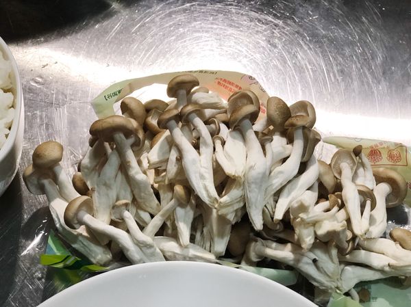 準備一包鴻禧菇切掉根部。