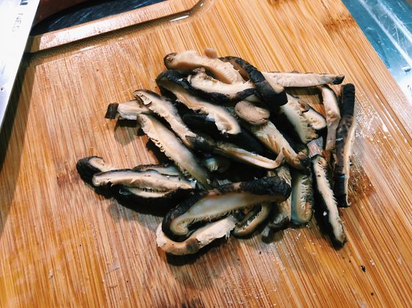 乾香菇用熱水泡開後切絲。(泡香菇水可以加入高麗菜水中一起煮)