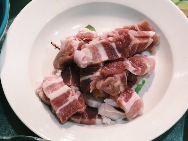 五花肉切片。