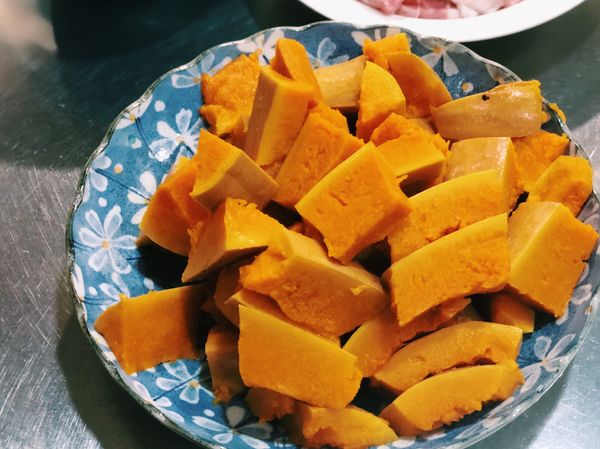 將南瓜切小塊備用。(這邊是已經蒸熟的唷，如果是生的可以跟高麗菜一起煮)