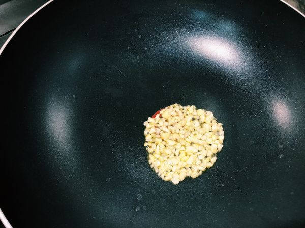 另一煎鍋加入蒜末逼蒜香。