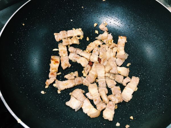 加入五花肉煎至焦黃。(可以用醬油胡椒米酒先抓醃五花肉可以更上色)
之後倒入滾煮的高麗菜鍋中。