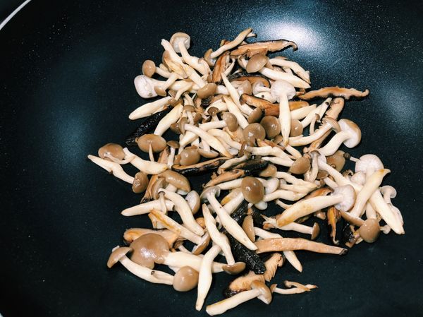 用剛剛的五花肉的油繼續炒香菇類至焦黃。