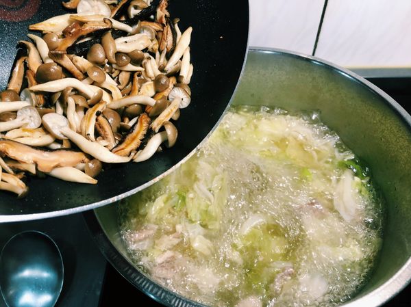 加入高麗菜鍋中。