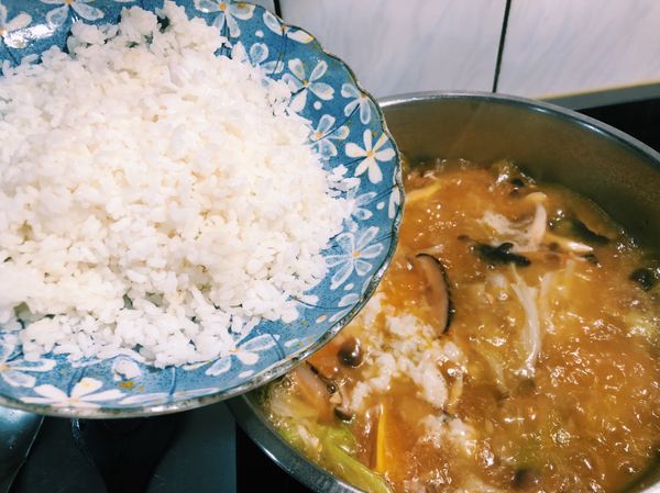 加入撥鬆的隔夜飯。