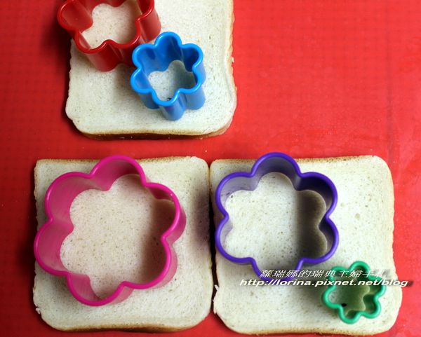 將土司用餅乾花模壓成不同大小的片狀備用