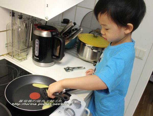 將奶油放入平底鍋中用小火融勻