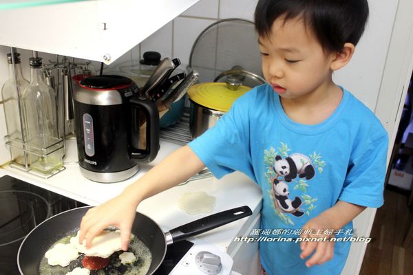 把壓好的花朵片土司放入鍋中煎到兩面金黃