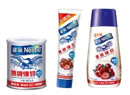 蘿小姐就算出國旅行，每到一個國家就會到他的超市選購鷹牌煉奶，隨身攜帶不管沾水果沾麵包都相當美味又便。聰明的開口設計，方便擠出也不會回沾更是方便攜帶，所以不只居家更是旅行的好朋友。