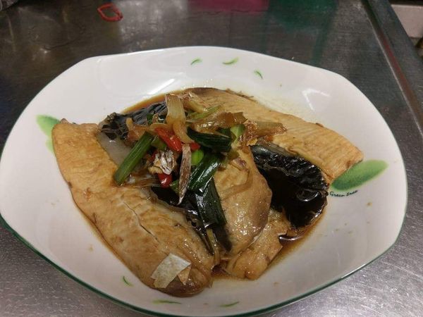 魚肚洗乾淨，外表用餐巾紙擦乾