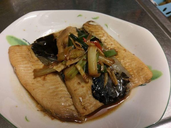 試味道，沒問題後，轉中小火，將魚肚放進去，放辣椒，蔥綠，約煮30分鐘就可以吃了