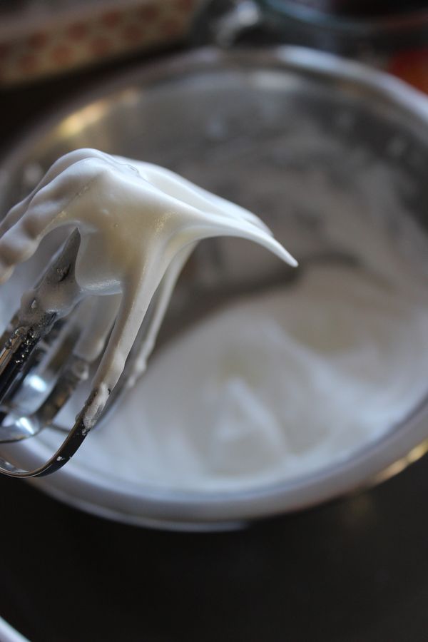 蛋白加入15克細砂糖(分3-4次加入),
攪打至偏乾性發泡（尾端些微下垂）