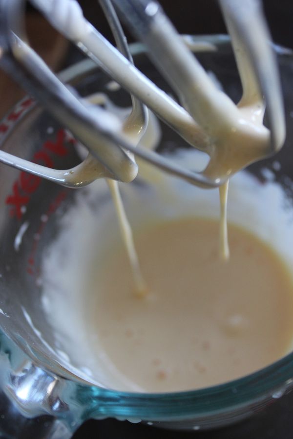 蛋黃加入砂糖5克攪打至變淡黃色