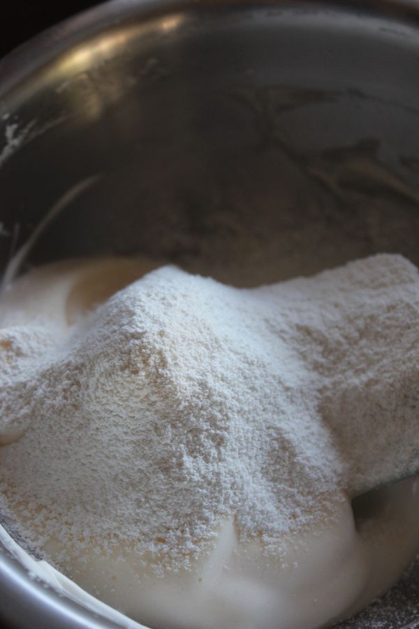 加入過篩的低筋麵粉拌勻
