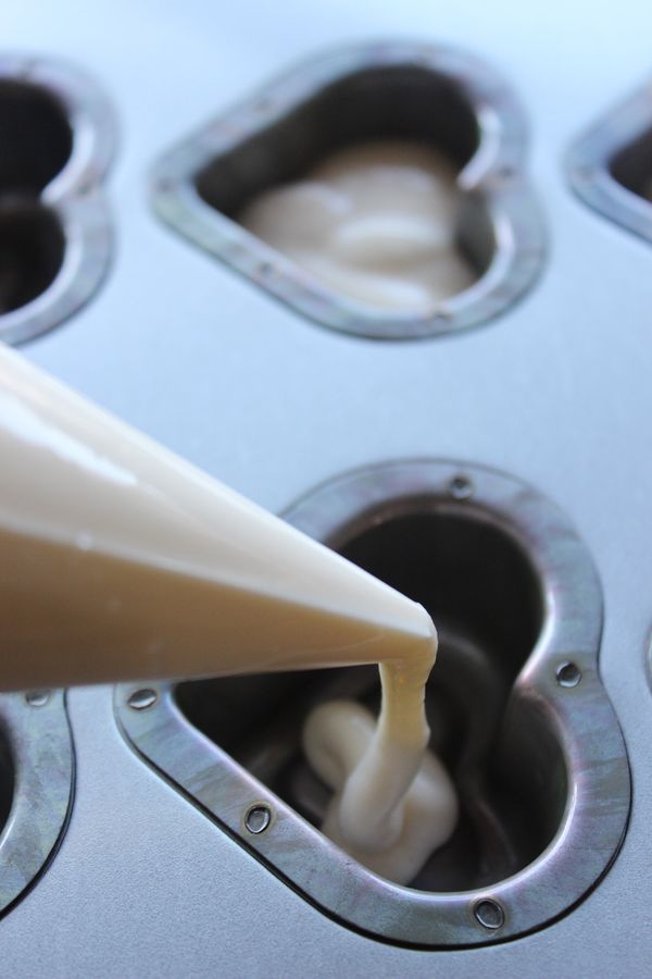 準備一個小連模,有造型的模子成品會比較可愛,(不沾或非不沾都可以!只要記得非不沾要事先抹油灑粉,防止脫模沾黏!)將麵糊放入擠花袋,將麵糊擠入模子約一半滿