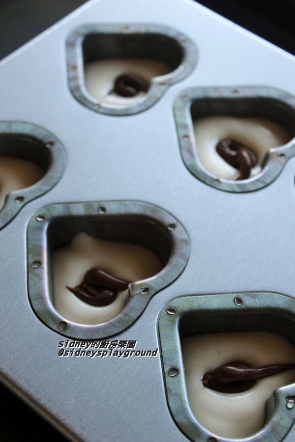 再擠入少許巧克力醬(這次擠比較多,太重了所以下沉!)