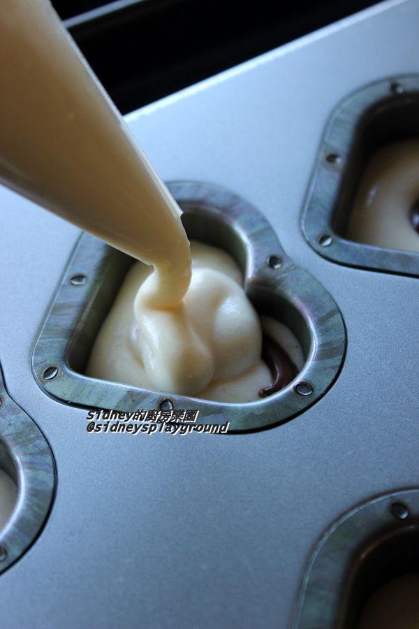 再覆蓋上面糊至模8-9分滿