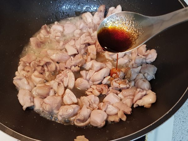 雞肉炒到全熟後，加入調味料