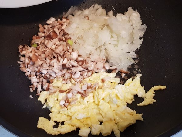 蛋炒好後，加入碎香菇，洋蔥