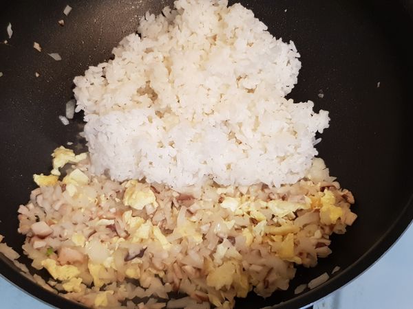 拌炒後加入白飯