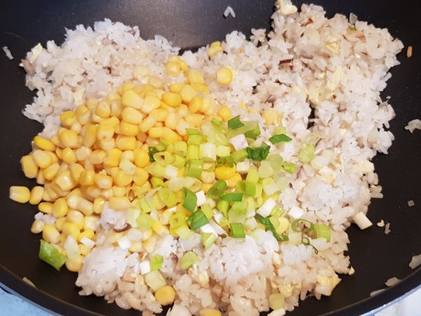 再加入玉米和蔥
