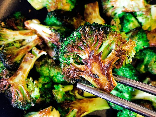 花椰菜洗乾淨後 每朵切半 讓花椰菜可以有平的一面 能放在鍋子上