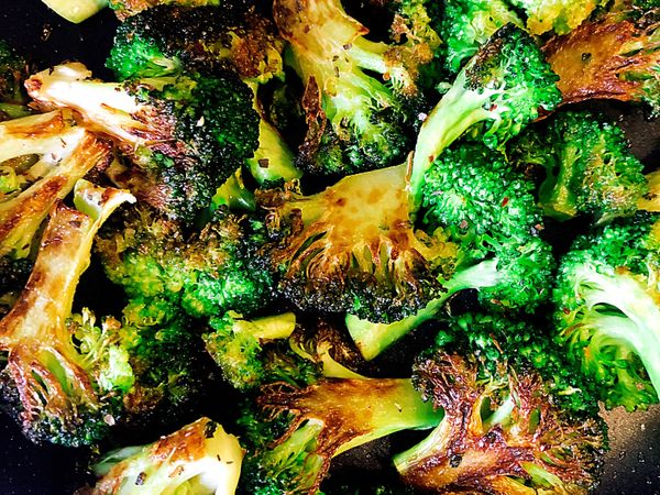 熱油鍋後 轉中小火 放入花椰菜 平的那面煎到如圖焦狀即可 我通常會另一面在煎一下 不過你不想也可以！
灑上鹽巴等調味料調味