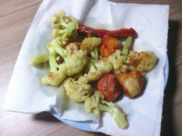 【作法】將食材分次放入熱油中，等到變色、熟了撈起來，灑上鹽酥雞專用胡椒粉、辣粉或白胡椒粉即可。最後可以用大火逼油，再用廚房紙巾吸油