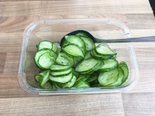 加入糖、白醋後攪拌均勻，醃漬5分鐘後再攪拌一次就可放入冰箱冷藏。