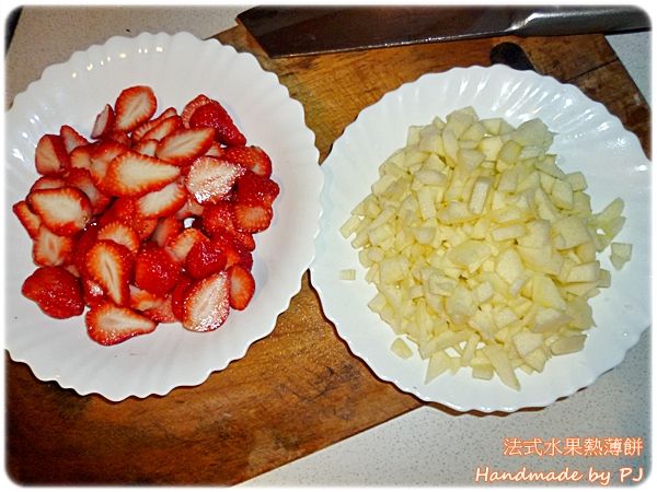 將蘋果片切成小丁備用、草莓切片備用(一顆草莓切3~4片即可，太薄就沒口感了)。