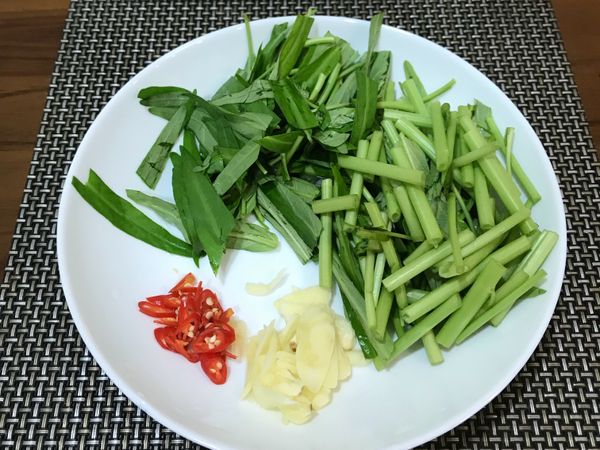 蒜頭、辣椒切片，空心菜分菜梗和菜葉切好，放置一旁備用