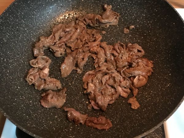 大火熱油鍋，快炒牛肉後撈起備用
(牛肉不必炒到全熟，以免等一下炒過頭，肉質會變乾)