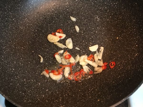 利用剩下的油，繼續爆香辣椒、蒜頭