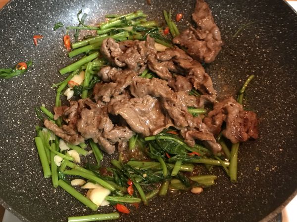 再將先前炒好的牛肉入鍋與空心菜、沙醬拌炒，即可完成
(若不夠鹹，可放入鹽做調整)