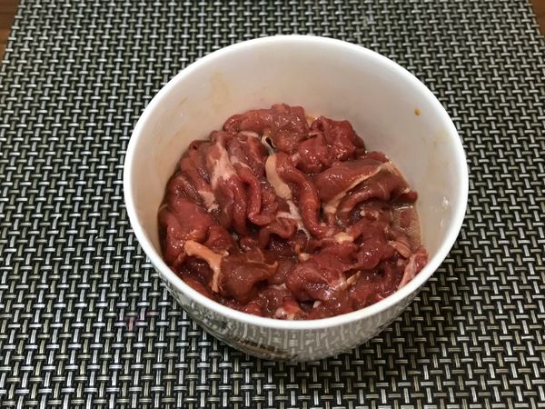 將牛肉倒入醃料均勻攪拌後，靜置約15分鐘