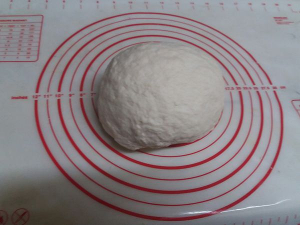 將麵團食材全部混合，揉合成團，靜置5分鐘。