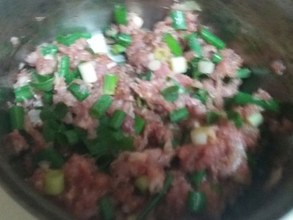 將蔥洗淨，切蔥花，與內餡組食材混合。