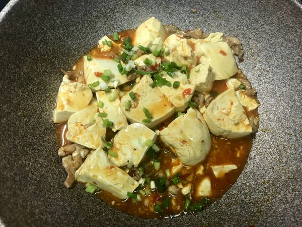 一點點地加入生粉水勾芡，直至醬汁濃度合適
最後灑上蔥花和加入麻油，就可以上桌了！