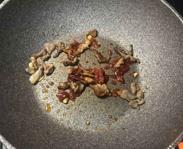 下豬肉、薑末、蒜蓉、蠔油、辣豆瓣醬爆香