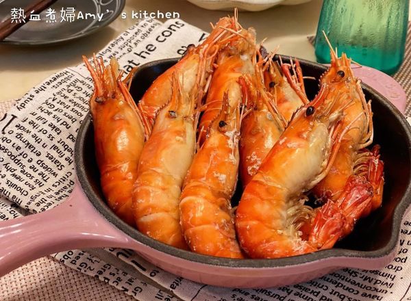 來杯冰冰涼涼的啤酒，配上這鮮甜的鹽焗蝦，滿足😆！