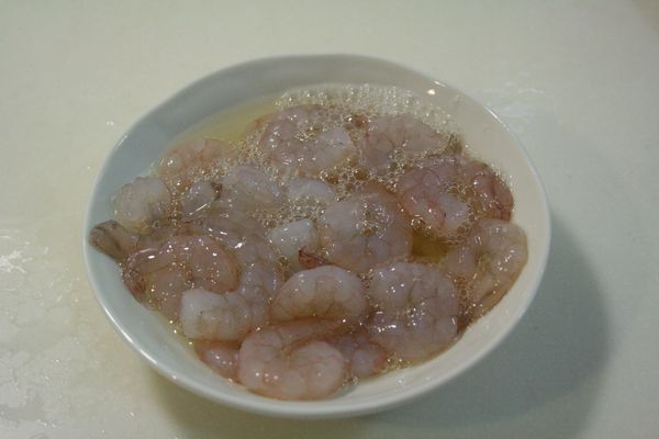 將蝦仁洗淨後背部畫刀，加上所有醃料備用。