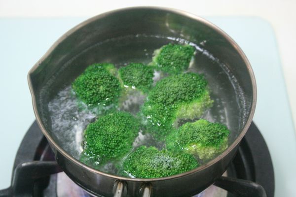 同時燙熟花椰菜(加入適量橄欖油、鹽巴調味)。