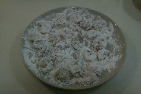 將醃好的蝦仁裹粉。